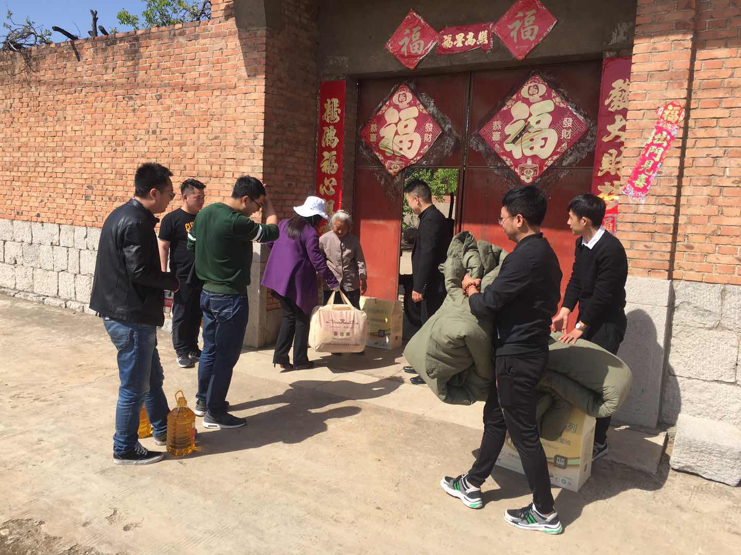 爱心帮助张公堰村贫困户