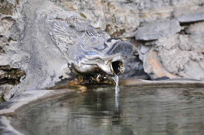 京广铁路,107国道,京珠高速公路均经淇县.距市鹤壁市中心约15公里.