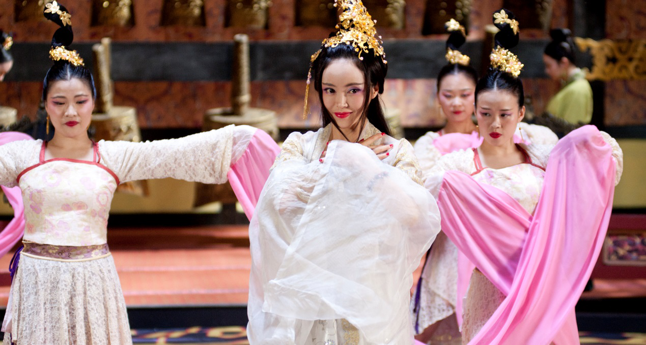 妲己与宫女向纣王献舞.