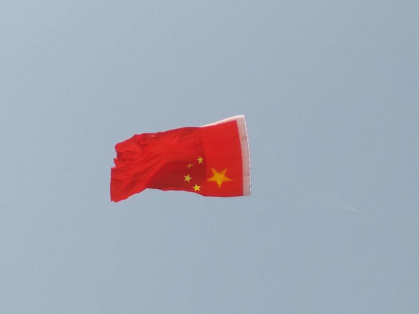 各式各样的风筝在淇河旁随风飘荡……国旗,三叶虫,章鱼,鲨鱼在淇河