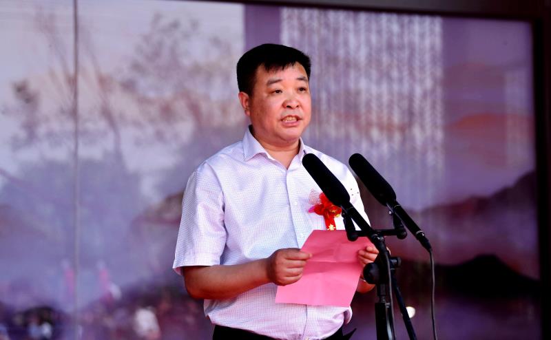 开放仪式上,名门置业总经理张书领对名门俏江南新开工的工程向大家做