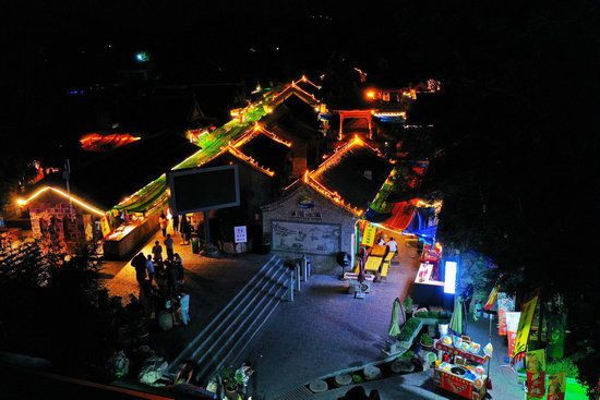 桑园小镇夜景 摄影 甫帅6969谈到乡村振兴的时候,马建峰表示,只有