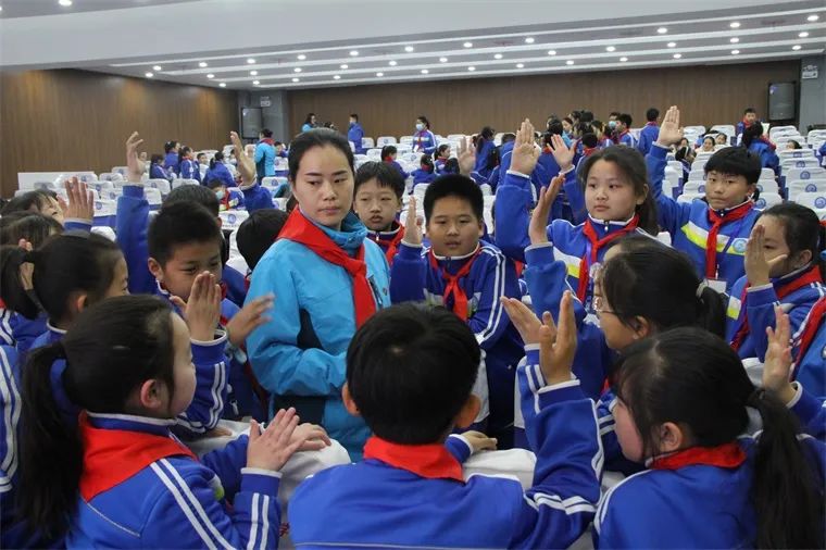 你好少代会热烈庆祝中国少年先锋队鹤壁市淇滨小学第二次代表大会胜利