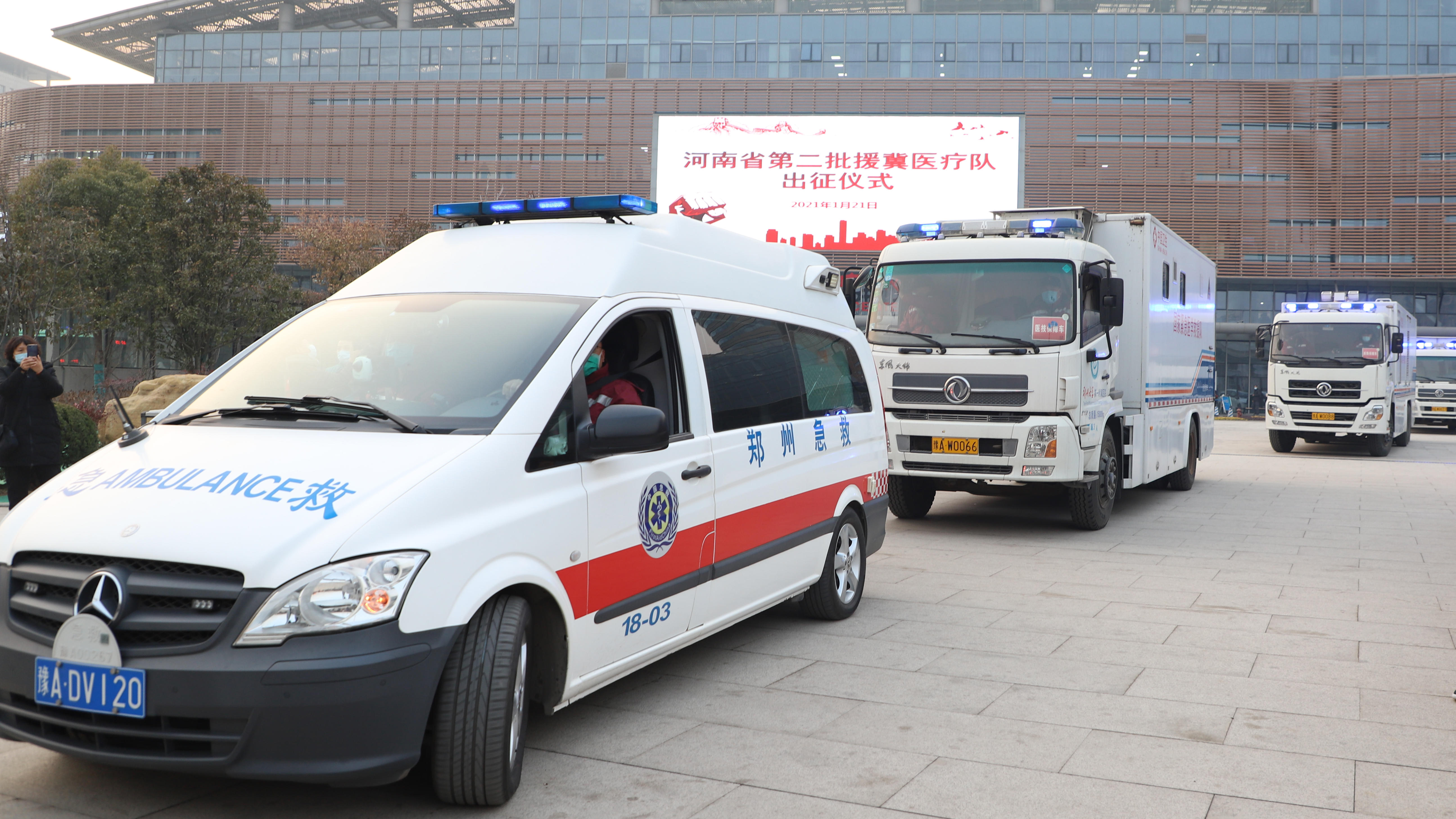 队员包括医疗专家,检验专家,后勤保障人员,救护车司机,同时调派郑州