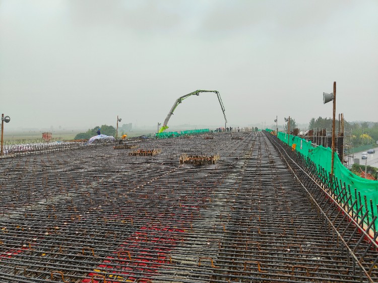 中铁二局安罗高速上跨g230现浇梁顺利浇筑完成